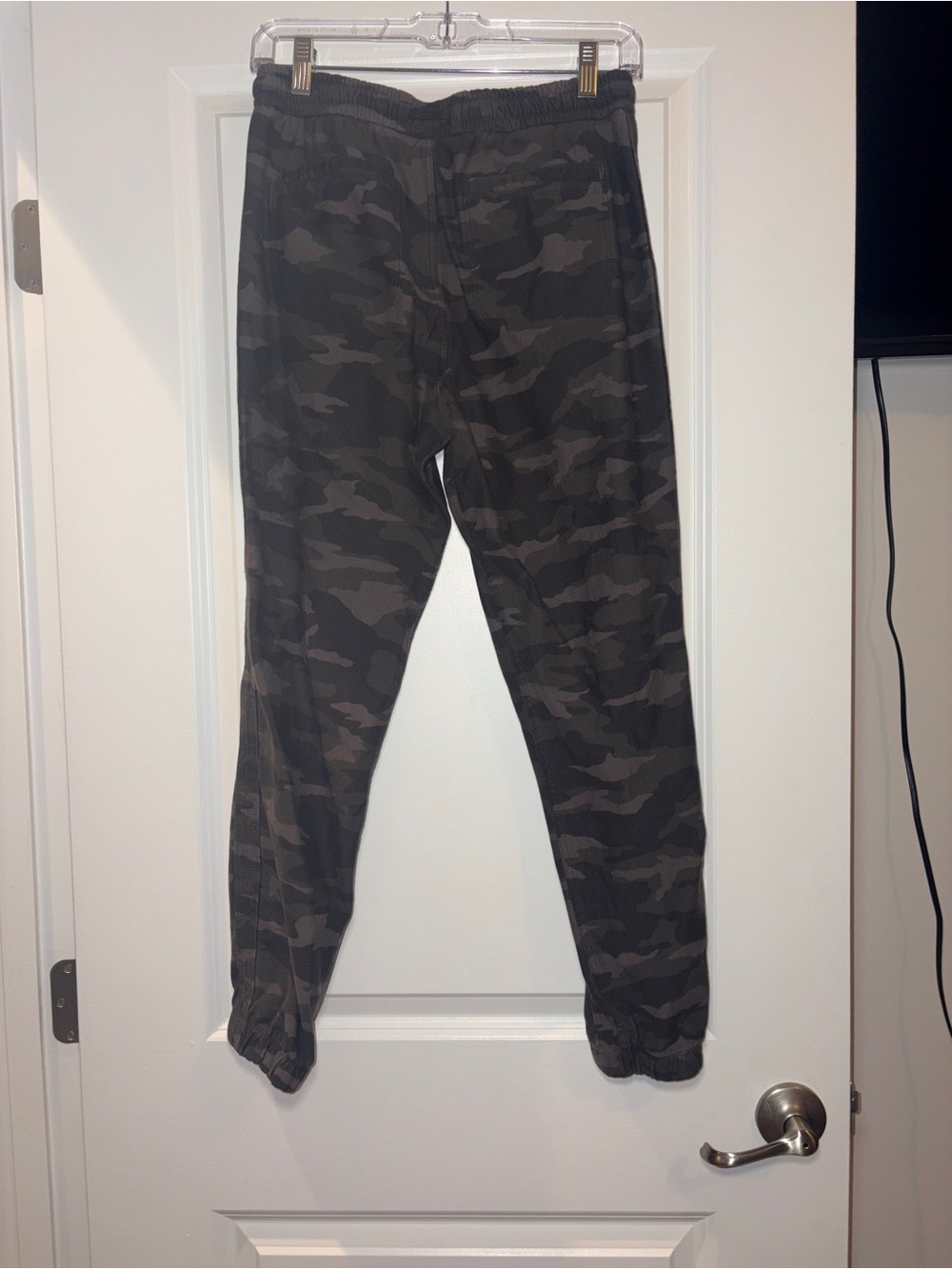 Athleta | Olive Green Camo Drawstring Farallon Jogger Pants - Picture 3 of 4